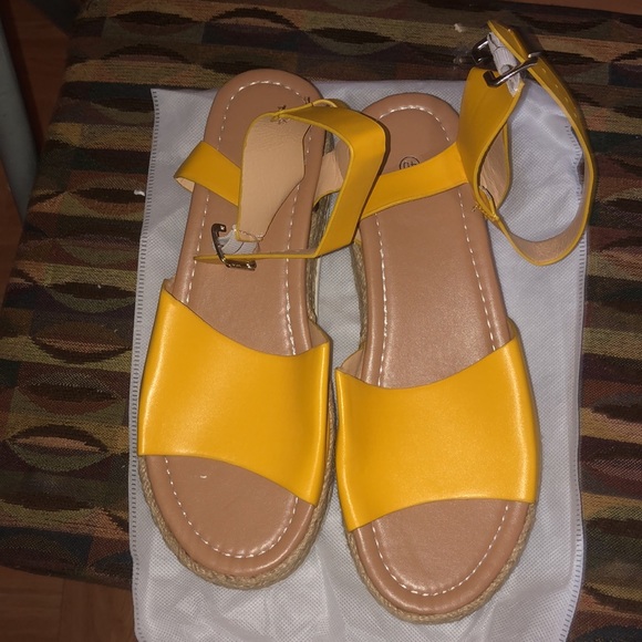 Woman’s Yellow Strap Sandals Never Worn Size 8 With Original Packaging - Picture 4 of 7